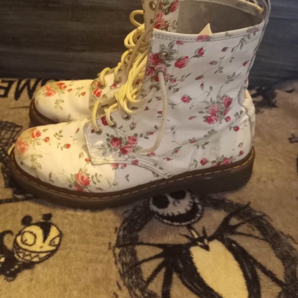 Dr. Martens Rare White Floral 1460 Pascal Boots in Portland Rose - Picture 3 of 8